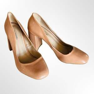 Mundial Shoes Women's Beige Leather Block Heel Pumps